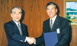 左：日本原子力研究所（現：国立研究開発法人日本原子力研究開発機構）高橋副理事長と右：当社細田社長（2000年4月1日）
